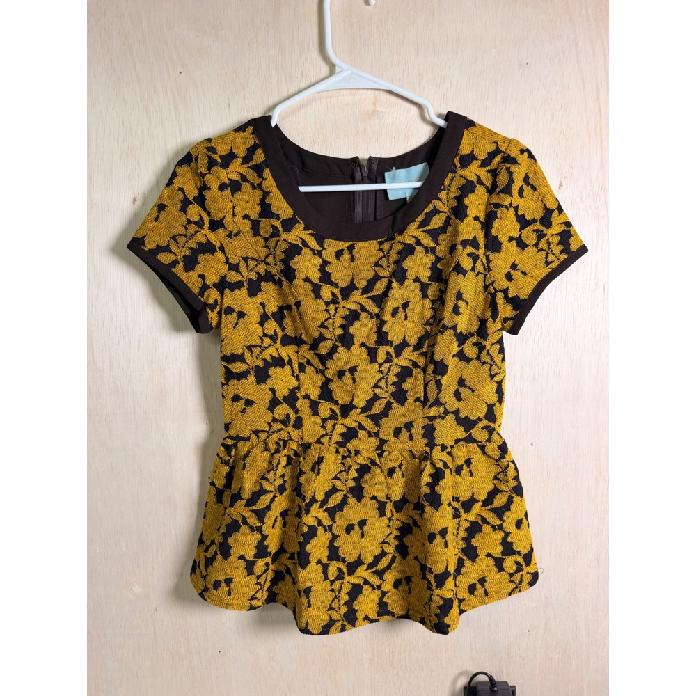 Skies Are Blue Peplum Top Women Small Mustard Yellow‎ NWT Floral Textured